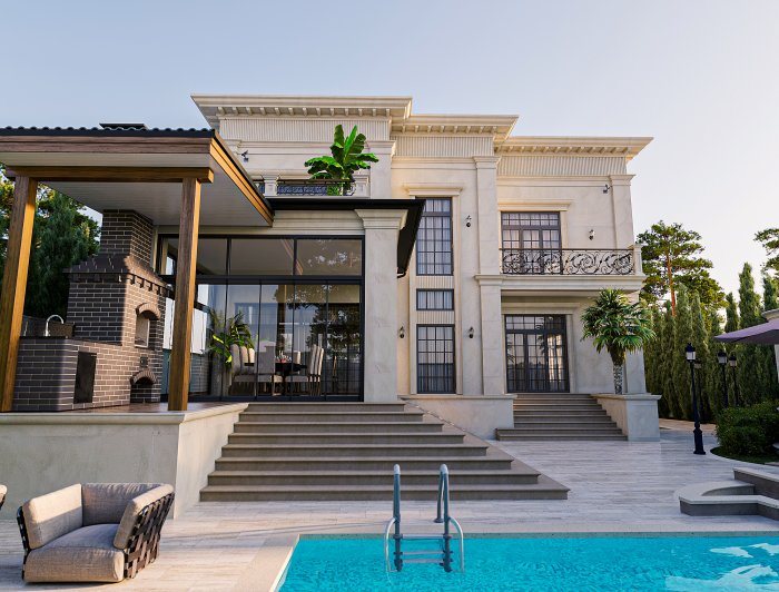 Villa terrasından hovuza enən geniş pilləkən — Hovuz kənarında istirahət zonası: kölgə, oturacaq və keçid